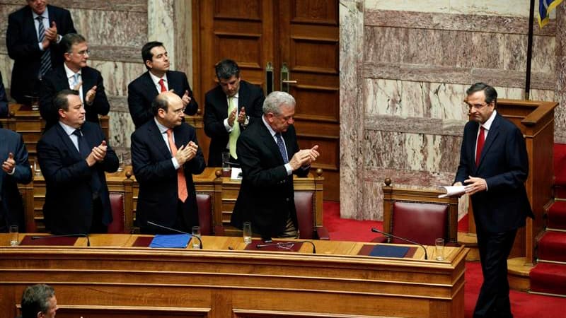 Le gouvernement de coalition d'Antonis Samaras (à droite) a obtenu dans la nuit de dimanche à lundi la confiance du parlement grec, après avoir exposé les grandes lignes de son plan pour accélérer les privatisations et redresser l'économie. /Photo prise l