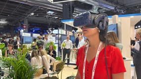 Anaïs, notre journaliste, teste l'expérience de réalité virtuelle chez Engie, à VivaTech, 15 juin 2022. 