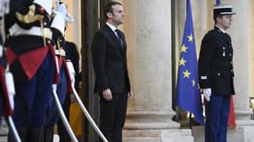 Emmanuel Macron sur le perron de l'Elysée.