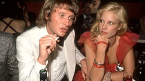 Le chanteur Johnny Hallyday et son épouse Sylvie Vartan, en mai 1973 dans un restaurant parisien.