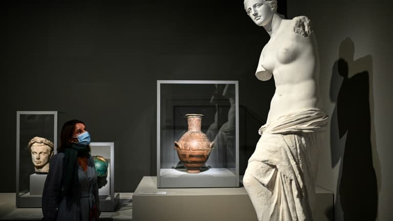 Une femme regarde "La Venus de Milo" durant une visite de presse de l'exposition "Paris-Athènes. Naissance de la Grèce moderne 1675-1919" au Louvre à Paris le 24 septembre 2021