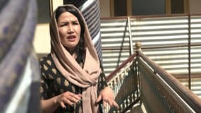 Depuis l’arrivée des Talibans au pouvoir, de nombreuses femmes se terrent chez elles terrorisées. Zarah est l’une d’entre elle.