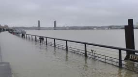 À Bordeaux, la Garonne commence à déborder sur les quais