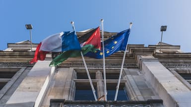 Les drapeaux de la France, de la Palestine et de l'UE devant la mairie de Saint-Denis, le 22 septembre 2025.