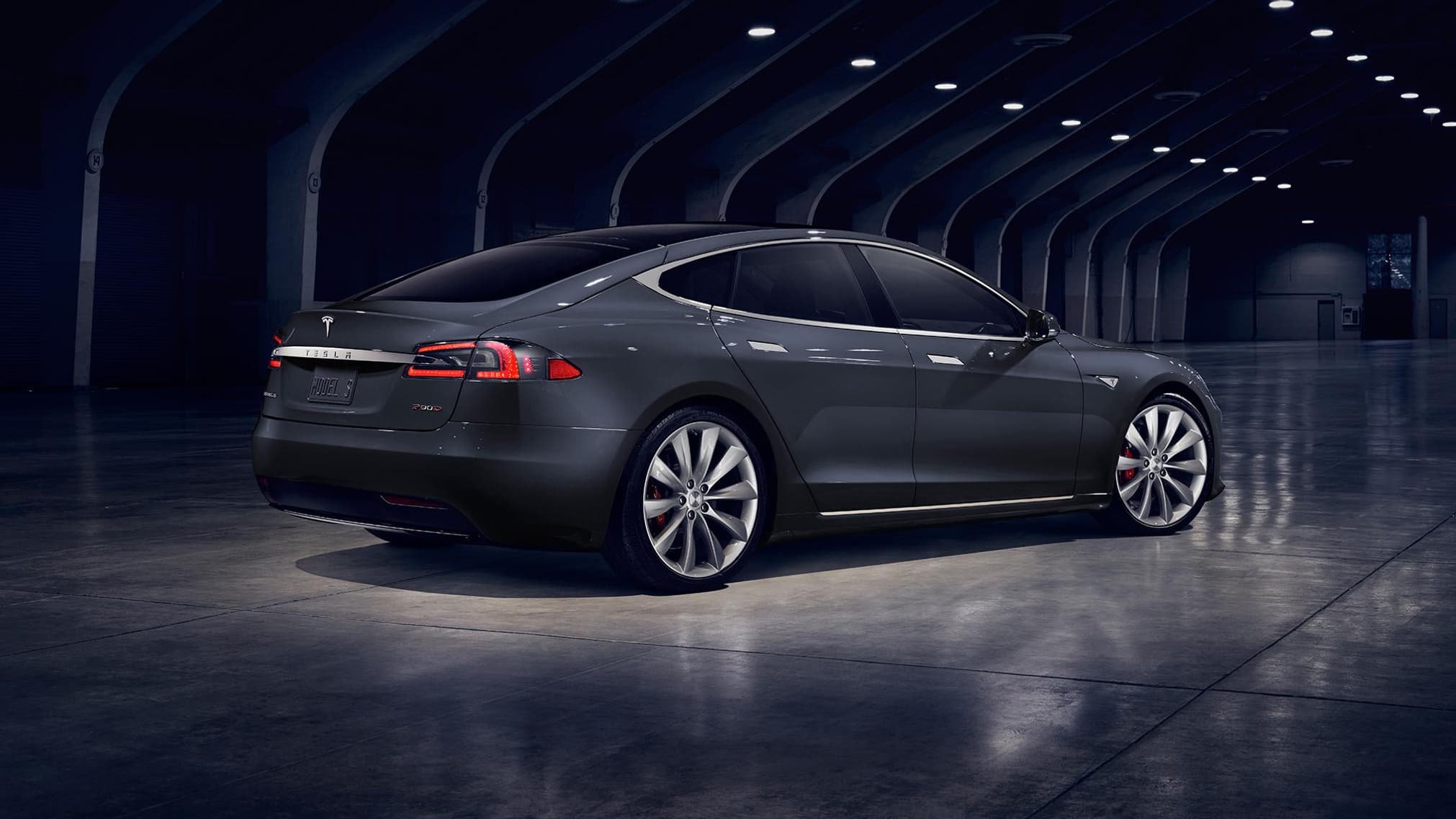 Les lignes à l'arrière n'ont pas été retouchées par les designers de Tesla. Les lignes à l'arrière n'ont pas été retouchées par les designers de Tesla.