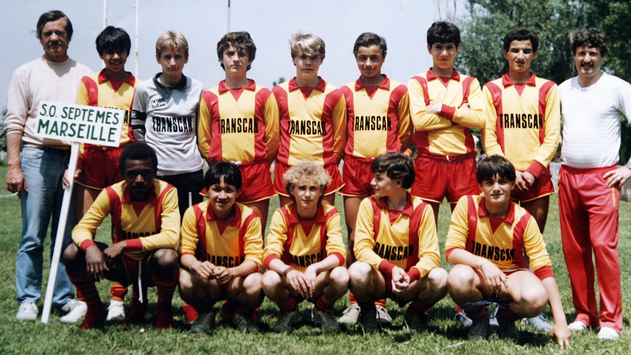 Zinédine Zidane à l'âge de 13 ans (troisième en haut en partant de la droite), avec le club de Septemes-les Vallons en mai 195