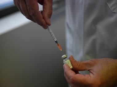 Un soignant préparant une dose de vaccin contre la variole du singe avec le produit Imvanex, le 3 août 2022 à Paris.