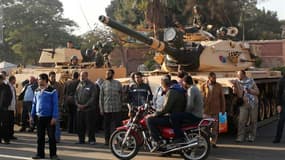 Partisans des Frères musulmans aux côtés de blindés déployés devant le palais présidentiel du Caire. La garde républicaine égyptienne, appuyée par des blindés, s'est déployée jeudi matin devant le palais présidentiel après les affrontements qui ont fait c