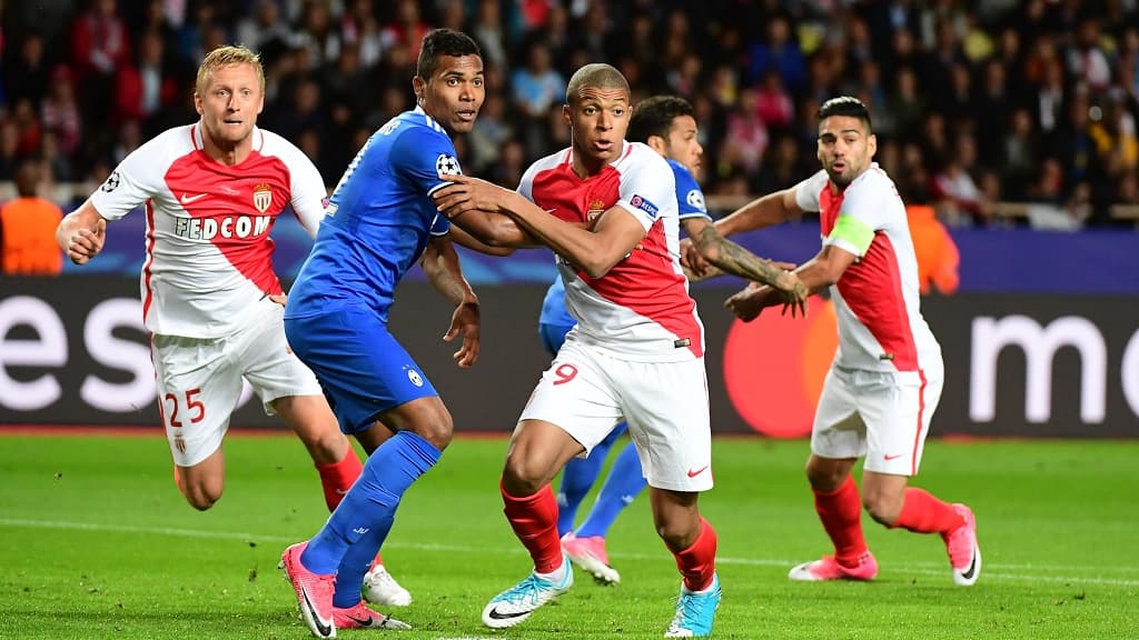 Mbappé face à la défense turinoise en 2017 Mbappé face à la défense turinoise en 2017