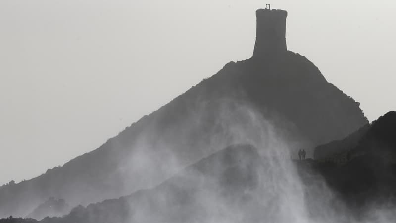 Le phare des Iles Sanguinaires, le long de la côte d'Ajaccio en Corse, alors que des vents forts et des vagues frappent la côte pendant la tempête Franklin, le 21 février 2022. Photo d'illustration