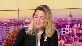 Droits des femmes: "François Hollande fait la cuisine et les courses", confie Julie Gayet