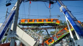 Vue du pont effondré au passage d'une rame de la ligne 12 du métro de Mexico, le 4 mai 2021