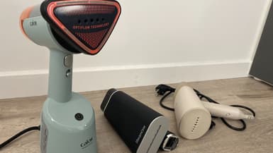 RMC Conso a testé trois défroisseurs à main: Calor, SteamOne et Silvercrest.