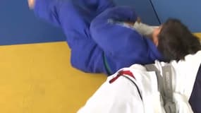 Deux jeunes judokas s'entraînant sur le tapis de l'institut Reaçao.