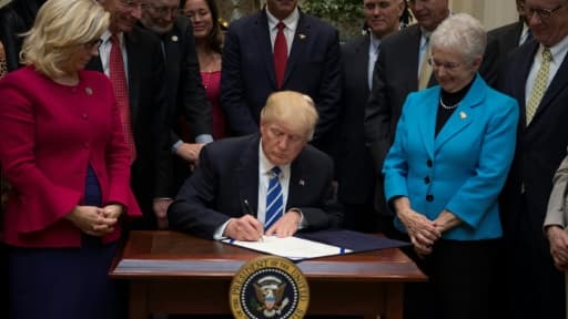 Le président américain Donald Trump signe des décrets à la Maison Blanche, le 27 mars 2017 à Washington