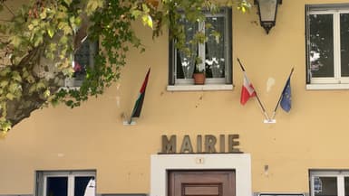 Le drapeau palestinien hissé sur la façade de la mairie de Thoard