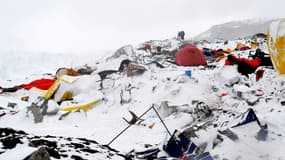 Le camp de base de l'Everest ravagé après le passage d'une violente avalanche, conséquence du séisme au Népal, le 25 avril. 