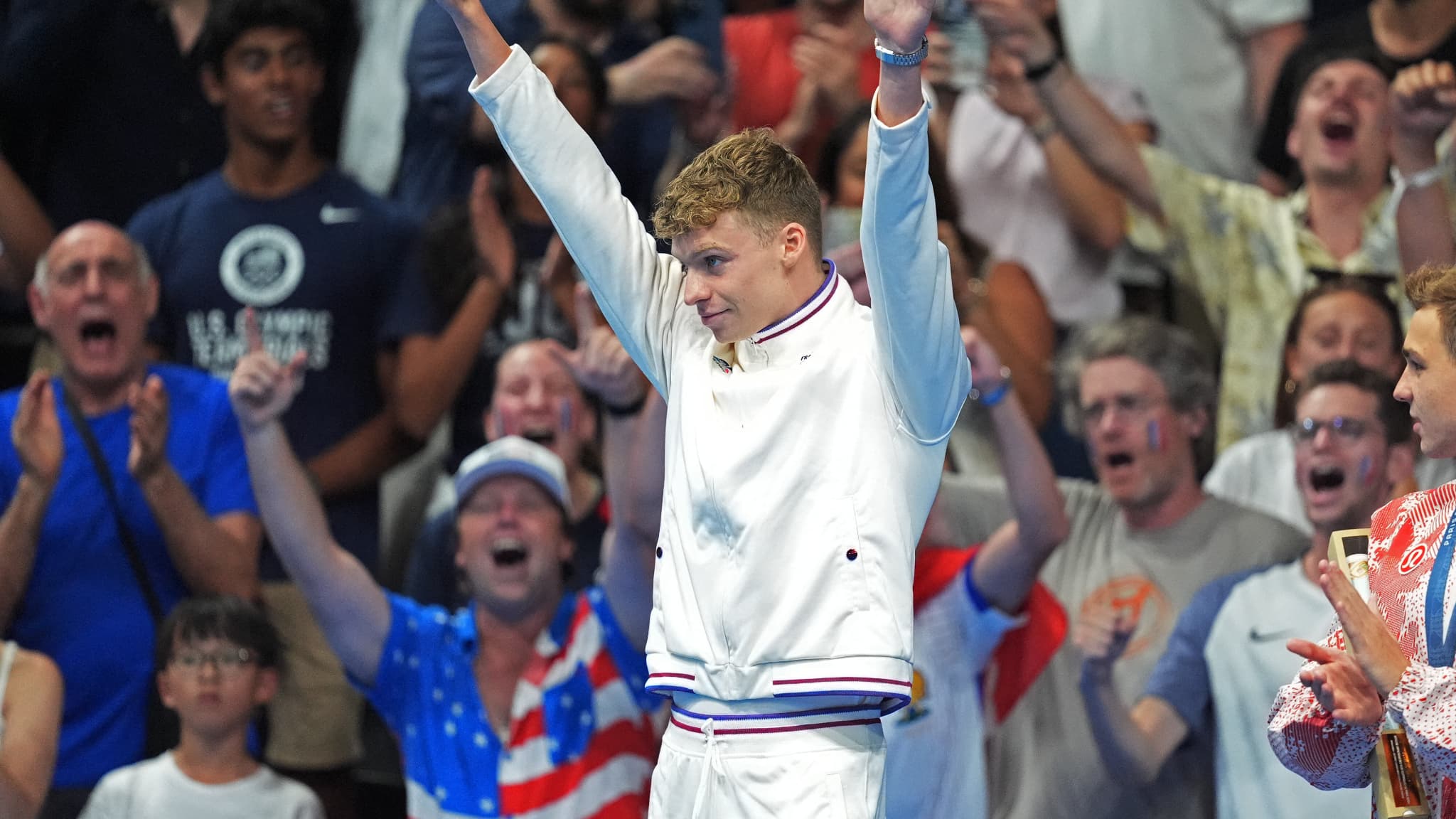 Léon Marchand après avoir reçu sa médaille d'or sur le 200m papillon aux JO de Paris, le 31/07/2024