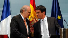 Manuel Valls en compagnie de son homologue espagnol Jorge Fernandez Diaz. Le désarmement et la dissolution de l'organisation indépendantiste basque ETA sont un préalable indispensable à toute discussion, a déclaré le ministre de l'Intérieur, qui était en