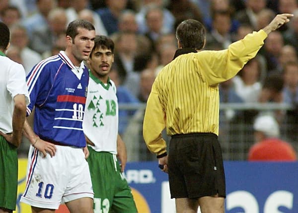 Zinédine Zidane exclu avec l'équipe de France contre l'Arabie saoudite à la Coupe du monde, à Saint-Denis le 18 juin 1998