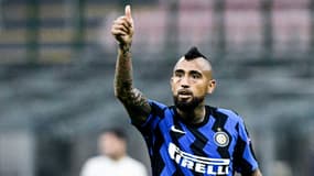 Arturo Vidal pouce levé lors d'un match de l'Inter Milan