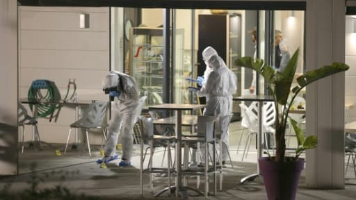 Des enquêteurs inspectent les lieux dans une brasserie à Ajaccio, le 8 juin 2020 après qu'un tireur masqué a fait deux blessés