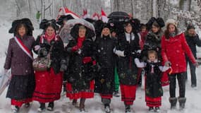 Des Alsaciennes en costume traditionnel défilent en décembre 2014 contre le projet de redécoupage des régions
