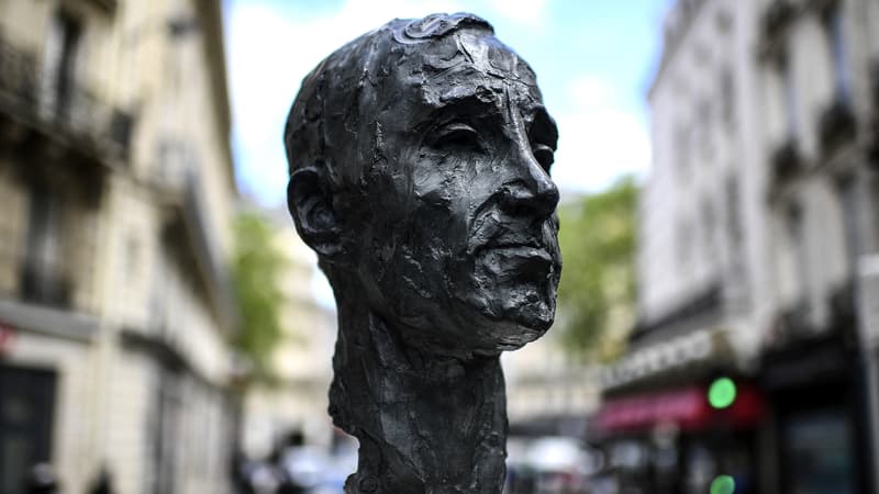 Un buste de Charles Aznavour a été inauguré dans le quartier de l'Odéon, à Paris, le 22 mai 2021
