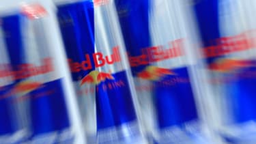 La vente de boissons énergisantes, comme le Redbull, pourrait être interdite aux mineurs en Angleterre. (image d'illustration)