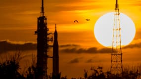 Sur cette image publiée par la NASA, la fusée Artemis, avec le vaisseau spatial Orion, se trouve sur la rampe de lancement 39B alors que le soleil se lève le 31 août 2022, au Kennedy Space Center de la NASA en Floride. 
