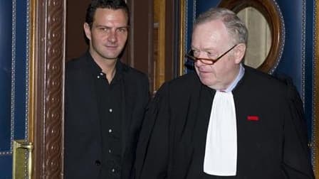 Jérôme Kerviel et son avocat, Olivier Metzner.Ce dernier accuse la Société générale d'avoir trompé le tribunal en ne l'informant pas qu'elle avait récupéré 1,7 milliard d'euros d'impôts, réduisant ainsi sa perte liée aux agissements de l'ancien trader. /P