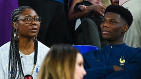 Josette Tchouaméni avec son fils Aurélien lors d'un match de la France au Mondial 2022