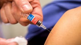 Une personne reçoit un vaccin contre la grippe dans le cadre de la campagne de vaccination annuelle, le 8 octobre 2015 à Lille. (Photo d'illustration)