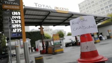Une station-service en rupture de carburant à Clichy (Hauts-de-Seine).