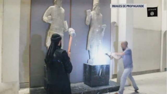 Des images de propagande diffusées par Daesh fin février 2015, montrant des jihadistes détruire des oeuvres à l'intérieur du musée de Mossoul, en Irak. 