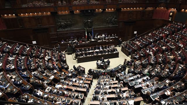 Le premier budget de la coalition au pouvoir prévoit de nombreuses dépenses supplémentaires.
