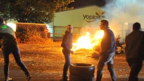 Une centaine d'agriculteurs bloquent l'usine Sodiaal au Mans, le 11 juillet 2016.