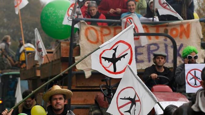 Des milliers de personnes ont participé samedi à un grand rassemblement contre le projet d'aéroport de Nantes, à Notre-Dame-des-Landes (Loire-Atlantique). /Photo prise le 17 novembre 2012/REUTERS/Stéphane Mahé