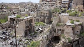 Vue de la ville d'Alep, dans le nord de la Syrie, le 9 avril 2015, alors que des combats intenses opposent des jihadistes du groupe Etat islamique à des comités populaires soutenant le gouvernement syrien