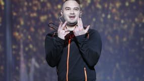 Le chanteur JUL sur la scène des Victoires de la Musique en 2017. -