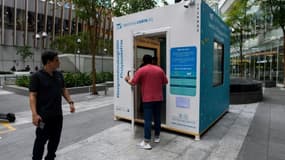 Une cabine pour fumeurs, créée par Southern Globe Corporation (SGC), peut accueillir jusqu'à dix personnes, photo prise le 22 mai 2019 à Singapour