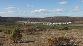 Des véhicules installés sur un terrain de Fontjoncouse (Aude) le dimanche 31 août 2025 à l'occasion d'une rave-party sauvage.