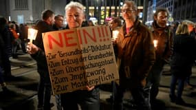 Des manifestants anti-restrictions pour endiguer la nouvelle vague de Covid-19 à Leipzig, Allemagne, le 7 novembre 2020