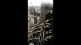 Notre-Dame : un pompier filme la toiture vue d'en haut