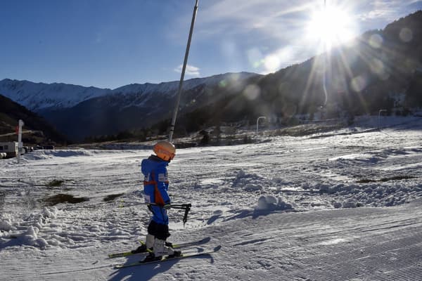 Un enfant utilise un téléski, à Porte-Puymorensski, dans les Pyrénées, le 20 novembre 2020. Un enfant utilise un téléski, à Porte-Puymorensski, dans les Pyrénées, le 20 novembre 2020.