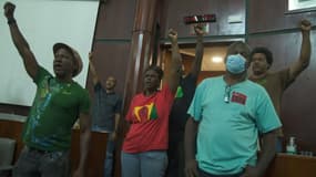 Capture d'image tirée d'une vidéo de l'AFPTV montrant des personnes en train de manifester en pleine séance du Conseil régional de la Guadeloupe, le 23 décembre 2021