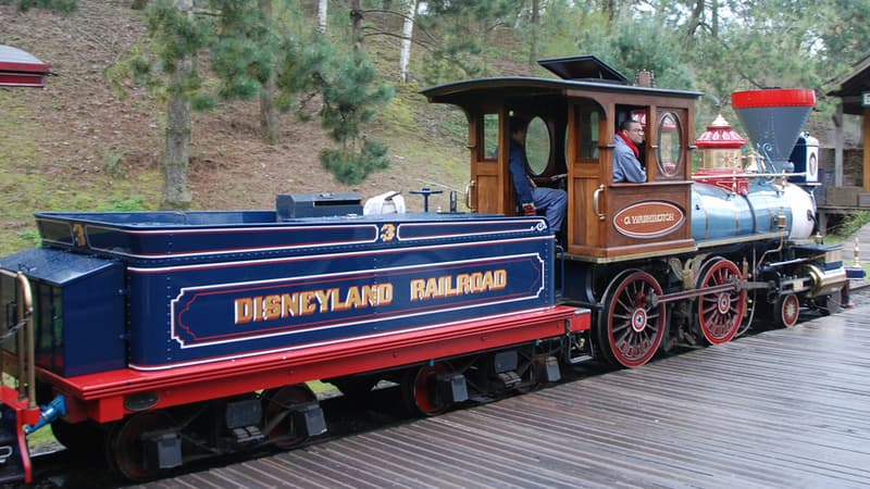 Le Disneyland Railroad fait le tour du parc.