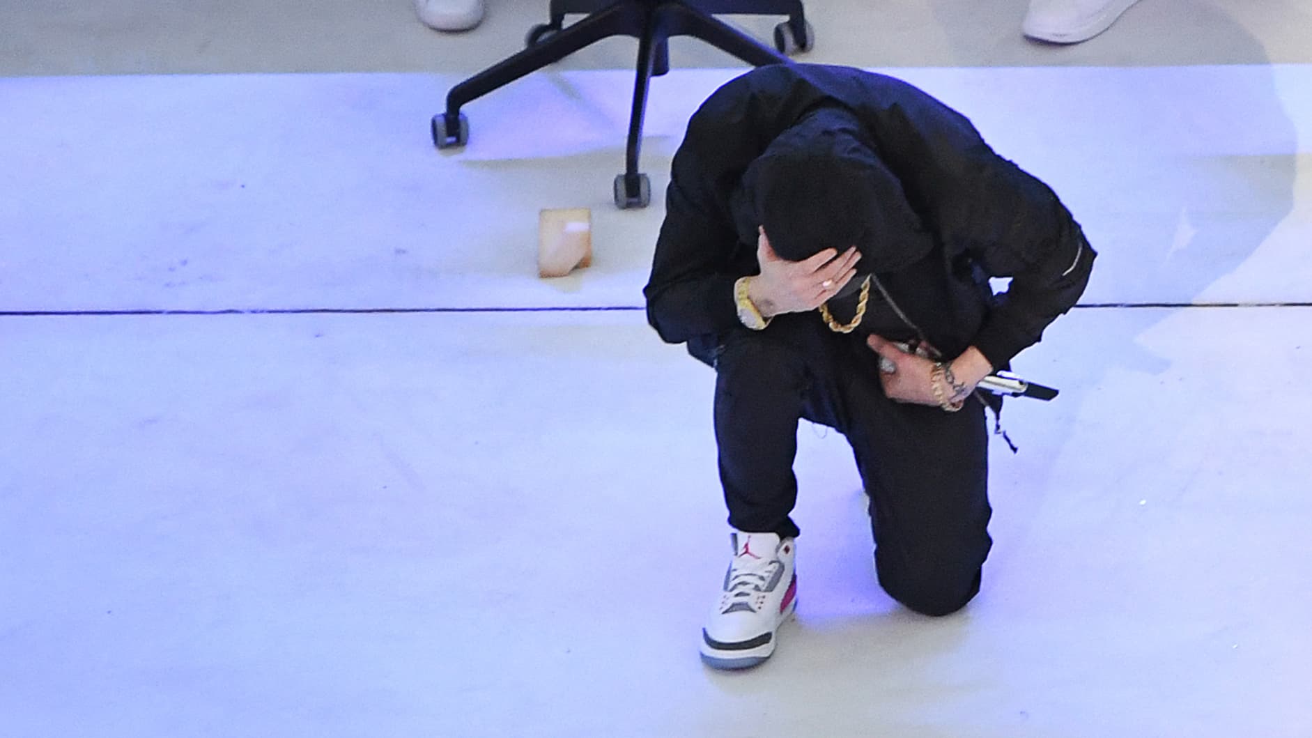 Eminem pose le genou à terre lors du Super Bowl