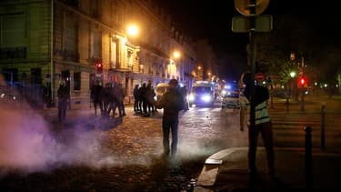 Gaz lacrimogènes à la fin d'une manifestation contre la mariage pour tous à Paris. Le ministre de l'Intérieur Manuel Valls a appelé jeudi les opposants au mariage homosexuel à rejeter les groupes d'extrême droite qui provoquent débordements et actes homop