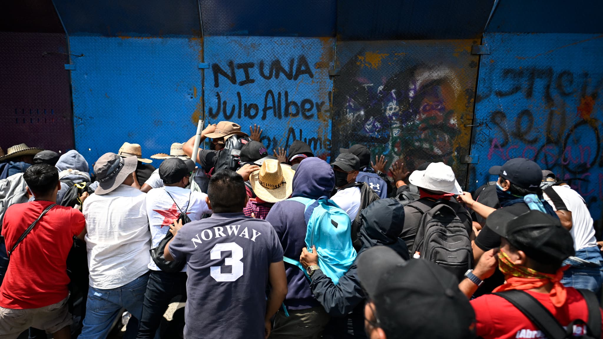Manifestation d'enseignants à Mexico avant la Coupe du Monde : Gaz lacrymogènes et tensions